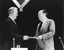1979. Septiembre 21. Recibe de Sir Thomas Williams la Presidencia del Consejo de la Unión Interparlamentaria Mundial, en Caracas