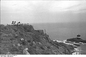 Bundesarchiv Bild 101I-223-0042-13, Guernsey, Entfernungsmessgerät auf Klippe