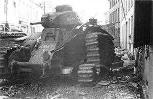 Bundesarchiv Bild 101I-125-0277-09, Im Westen, zerstörter französischer Panzer Char B1