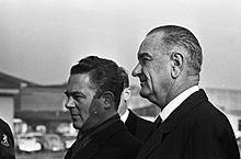 Lyndon B Johnson in Holland De vice-president en premier Marijnen op Ypenburg, Bestanddeelnr 915-7144