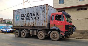 Camion conteneur en stationnement à Douala 11
