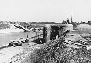 Bundesarchiv Bild 146-1971-011-31, Belgien, Eben Emael, gesprengte Brücke