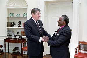 Reagan with Desmond TutuC26199-10