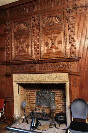 Canonbury Tower - fireplace and panelling in the Spencer Room IMG 0068
