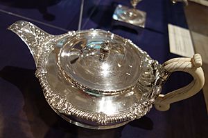 Teapot, Paul Storr, British, 1814-1815, silver - Huntington Museum of Art - DSC05386