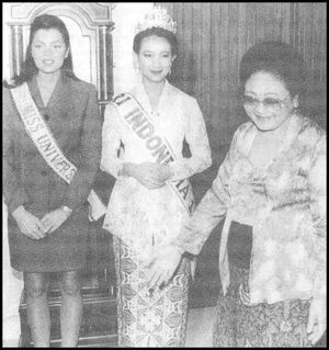 Alya Rohali Together With Alicia Machado Miss Universe 1996 and Indonesian First Lady Siti Hartinah