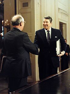 Reagan-Gorbachev shaking hands 1987-12-07 C44091-30