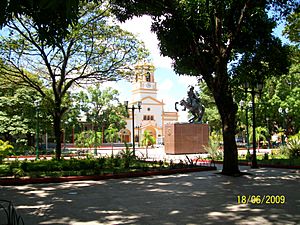 Plaza Bolívar y catedral María Auxiliadora de Puerto Ayacucho (Venezuela)