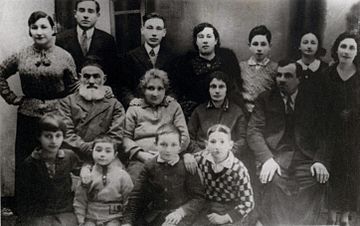 Shimon Peres, standing third from right, with members of his family some time between 1920-1930 (D182-050)