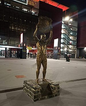 Wally Lewis statue at Suncorp Stadium