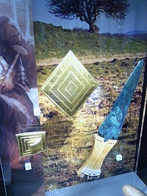 Gold lozenge, belt buckle, copper dagger, from Wilsford G5, Bush Barrow
