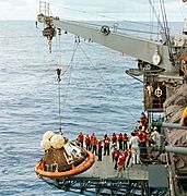 Apollo 13 CM recovery to USS Iwo Jima (S70-15530)