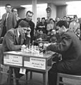 Bundesarchiv Bild 183-76052-0335, Schacholympiade, Tal (UdSSR) gegen Fischer (USA)