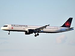 Air Canada Airbus A321-211 C-GIUF approaching LaGuardia Airport