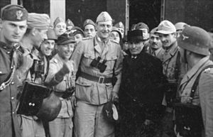 Bundesarchiv Bild 101I-567-1503C-15, Gran Sasso, Mussolini vor Hotel