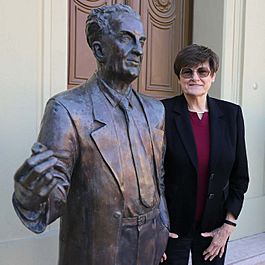 Karikó Katalin with Statue of Albert Szent-Györgyi