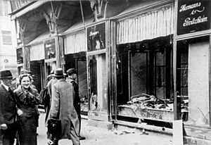 Bundesarchiv Bild 146-1970-083-42, Magdeburg, zerstörtes jüdisches Geschäft