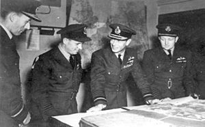 Cochrane, Gibson, King George VI and Whitworth discussing the Dambusters Raid