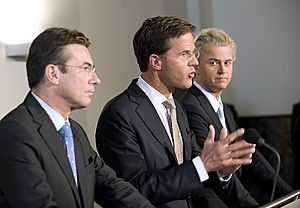 Rutte, Verhagen en Wilders bij presentatie regeer- en gedoogakkoord (5121025524)