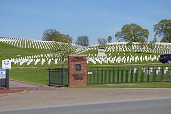 Entrance to Chattanooga National Cemetery.jpg