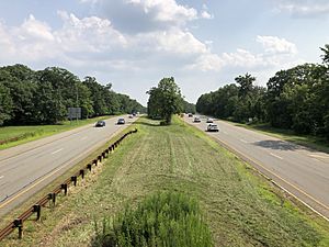 2021-07-27 15 52 48 View south along New Jersey State Route 445 (Palisades Interstate Parkway) from the pedestrian overpass just south of Exit 3 in Alpine, Bergen County, New Jersey