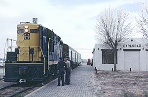 ATSF 2879 a boiler equipped GP7 with Train -26, the Pecos Valley Streamliner about to leave Carlsbad, NM Bally Boynkin, Grorge Gunter and firemen on March 22, 1967 (22704020411)