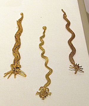 Colombia, muisca, tre serpentelli, X-XVI sec, oro fuso