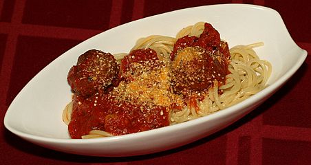 Spaghetti and meatballs (cropped)
