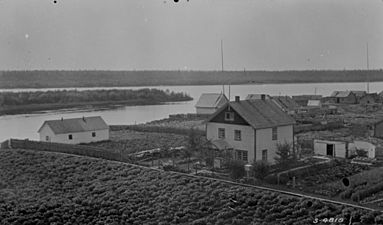 A view of the Hay River settlement from the Mission Boarding School, Northwest Territories, 1922 - Vue de Hay River a partir de la Mission, Territoires du -Nord-Ouest, 1922 (14112957702)