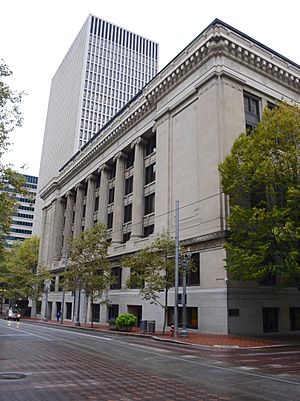 Multnomah County Courthouse 5th Ave side, with Standard Insurance Ctr (2018)