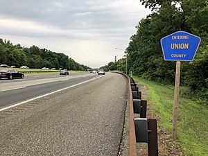 2018-06-20 18 47 05 View north along New Jersey State Route 444 (Garden State Parkway) between Exit 132 and Exit 135, entering Clark Township, Union County from Woodbridge Township, Middlesex County in New Jersey