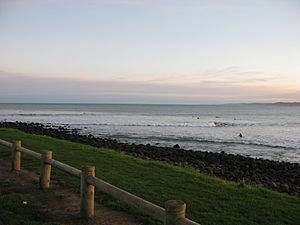 Raglan, Manu Bay, surfers in the morning