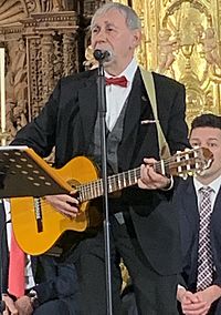 Joaquín Carbonell cantando en el acto de recogida medalla de oro de los amantes CITT Teruel 2020 -primer plano (cropped)