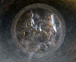 Piatto d'argento con scena di combattimento, dal tesoro di isola rizza, 510 dc ca. 02