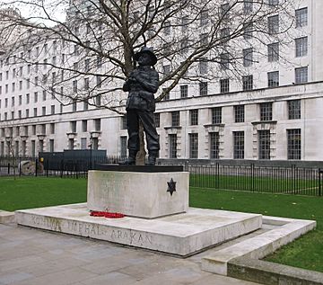 Bill Slim statue, Whitehall (3) cropped