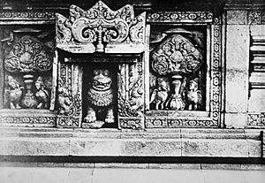 COLLECTIE TROPENMUSEUM Reliëfs op de Candi Lara Jonggrang oftewel het Prambanan tempelcomplex TMnr 10030057
