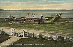 StateLibQld 2 67276 Kiosk and jetty at Southport, Queensland