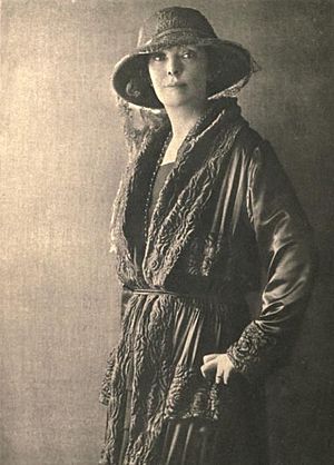 Lady Angela Forbes, by Dorothy Wilding (1921).jpg