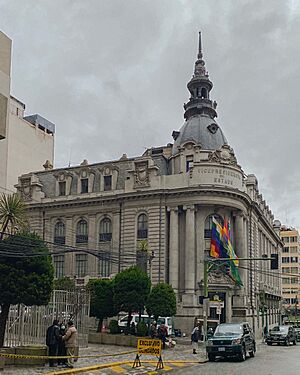 Edificio de la Vicepresidencia de Bolivia nublado