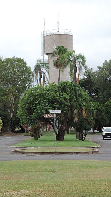 Water tower in the roundabout on The Boulevard, Theodore, 2014.JPG