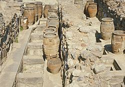 Pithoi in Knossos.jpg