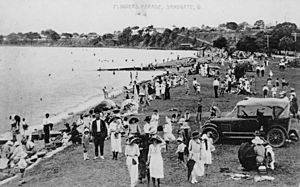StateLibQld 1 142031 Holidaymakers at Sandgate, ca. 1920-1930