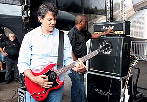 Prefeito Fernando Haddad toca guitarra em shows da banda Public Enemy