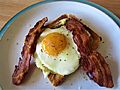 -2019-07-30 Streaky bacon, fried egg on toast, Cromer (1)