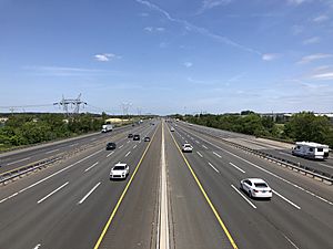 2021-05-25 12 54 26 View north along Interstate 95 (New Jersey Turnpike) from the overpass for Middlesex County Route 522 (Ridge Road) in South Brunswick Township, Middlesex County, New Jersey