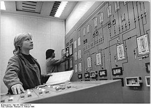 Bundesarchiv Bild 183-1986-0205-015, Chemiekombinat Bitterfeld, Produktion von Weißtönern