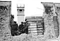 Bundesarchiv Bild 183-1990-0419-014, Berlin, Loch in Mauer, Grenzsoldaten, Wachturm