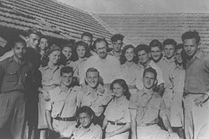 בגין (במרכז) עם משוחררי אצ"ל, 1948