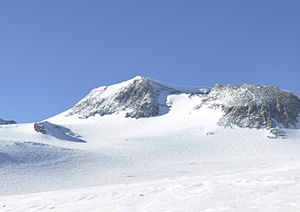 Mount Vinson from NW at Vinson Plateau by Christian Stangl (flickr)