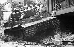 Bundesarchiv Bild 101I-494-3376-14A, Villers-Bocage, zerstörter Panzer VI (Tiger I)